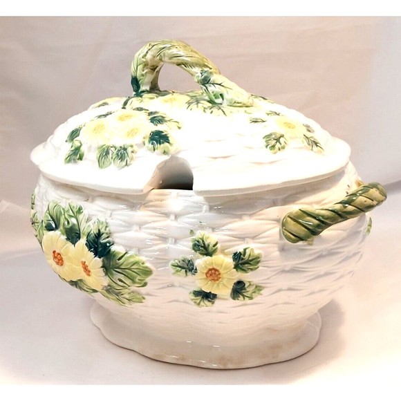 Vintage Floral Basket Ceramic Soup Tureen Daysies marked Japan 13x10x9 - Picture 1 of 7